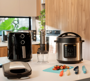 A képen konyhai gépek láthatóak valamint egy Air Fryer