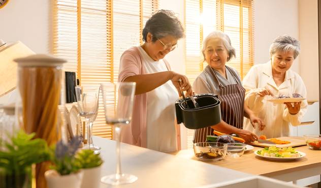 A képen az látszik, hogy egy nagymama is Air Fryer-t használ